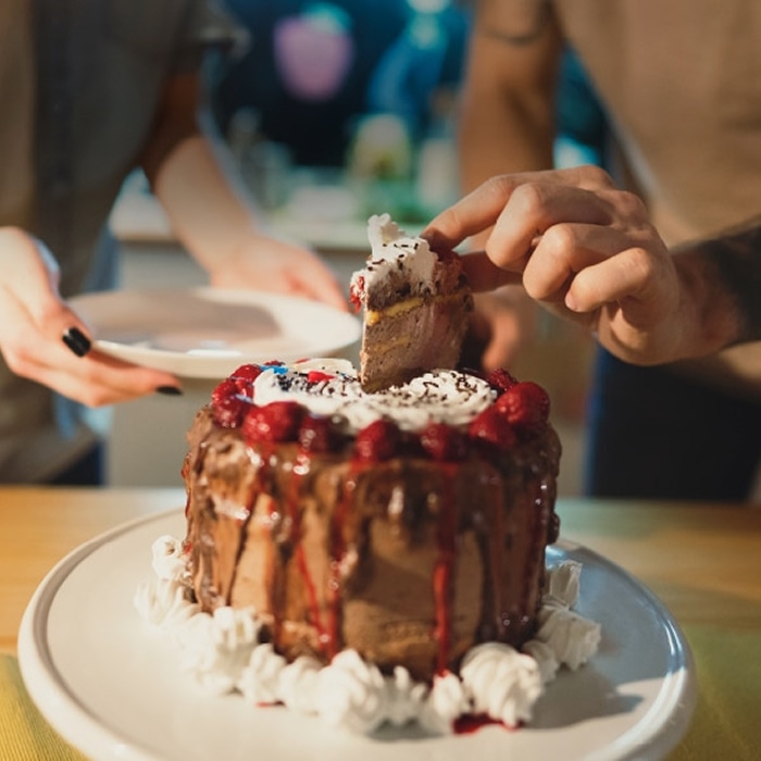 Osoba uzima komad torte